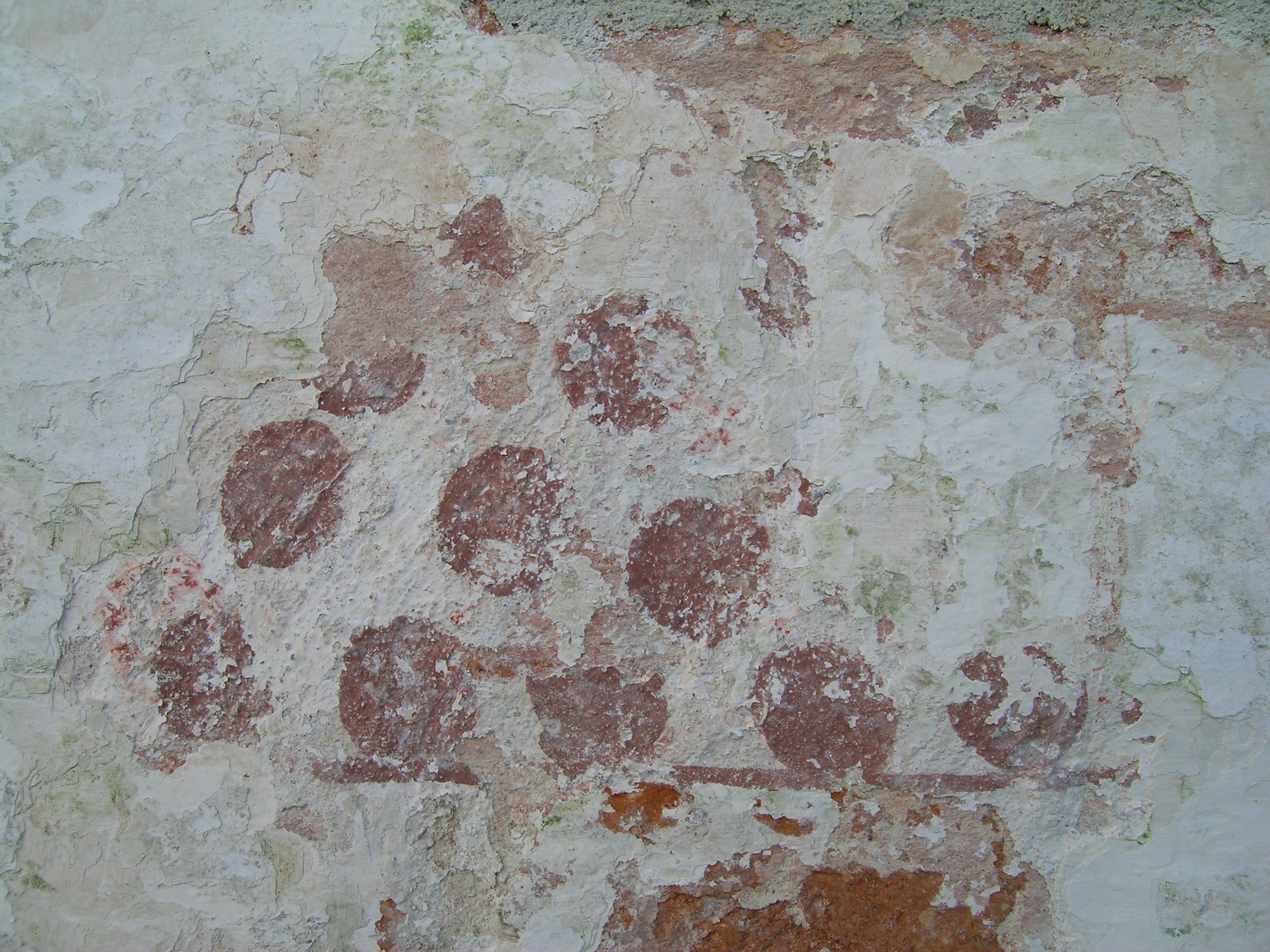 Kirketårn i Drigstrup med malede røde prikker